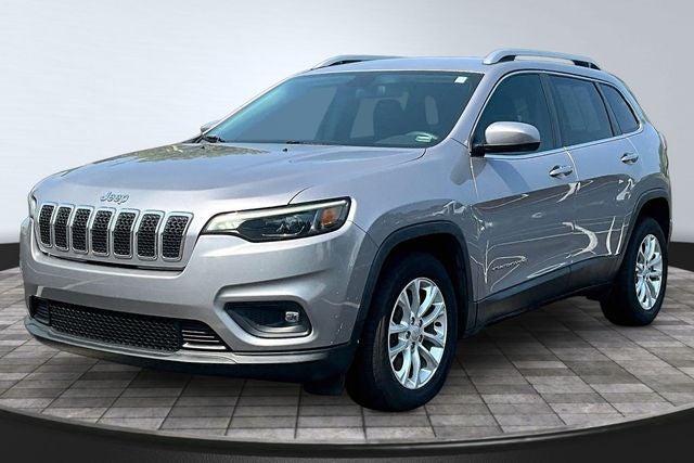 2019 Jeep Cherokee Latitude in Billet Silver Metallic Clearcoat — front three-quarter view