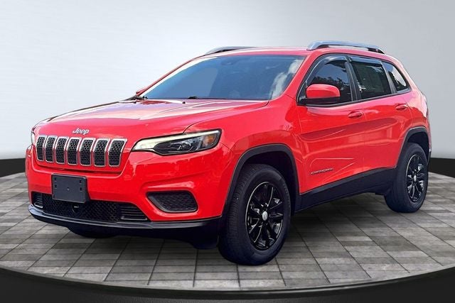2021 Jeep Cherokee Latitude in Spitfire Orange Clearcoat — front three-quarter view