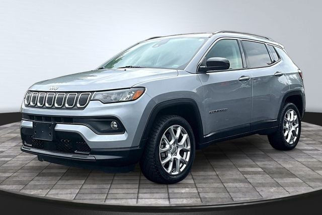 2022 Jeep Compass Latitude Lux in Billet Silver Metallic Clearcoat — front three-quarter view