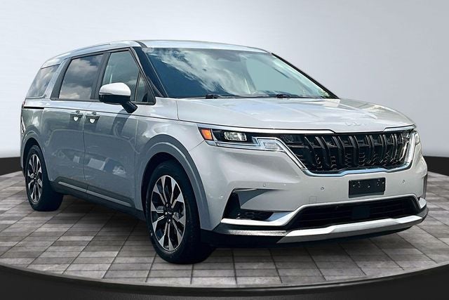 2022 Kia Carnival — rear three-quarter view